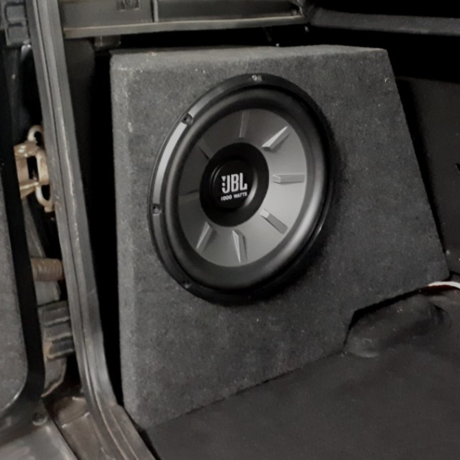 Короб под 10" сабвуфер B@3 2123 Chevrolet Niv@ (в левое крыло, 35 литров) купить недорого с доставкой в Чита